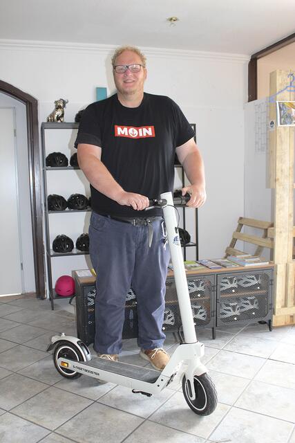 Auch E-Scooter gehören zum Fuhrpark von Patrick Kordt | Foto: sb