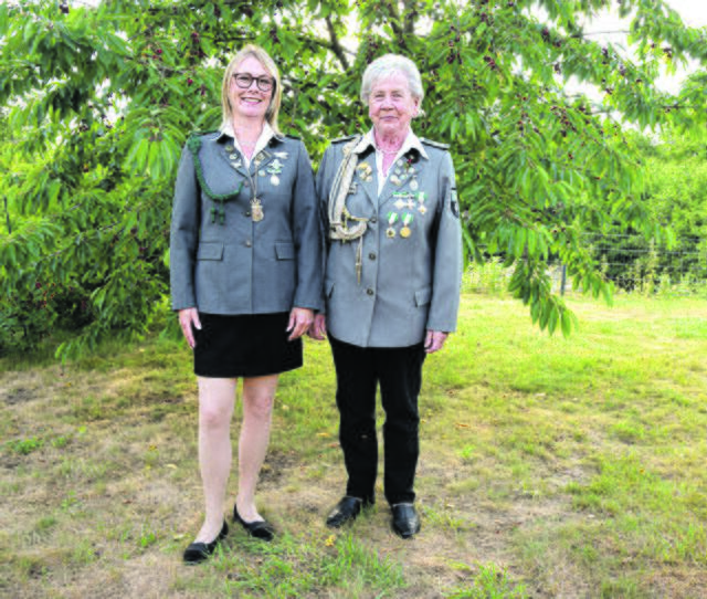 Damenkönigin Stephanie Weiß (li.) mit Adjutantin Christa Kröger | Foto: ts