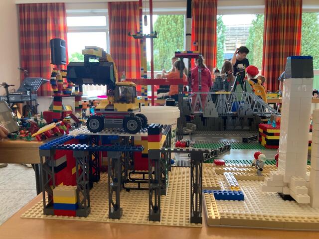 Kreative und bunte Bauwerke entstanden bei den LEGO-Bautagen in Brackel. Motto: Komm, wir bauen eine Stadt | Foto: LKG Brackel