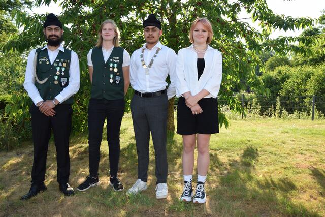 Aus Teenagern und Kindern sind seit dem letzten Schützenfest im Jahr 2019 junge Erwachsene geworden: Adjutant Mani Singh (v. li.), Jungschützenkönigin Vivien Freese, Kinderkönig Gani Singh (17) und Kinderkönigin Mia Feßler (15) | Foto: ts