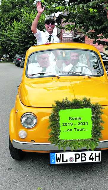 Schützenfest im Corona-Jahr 2020: In einem knallgelben Fiat 500 besuchten König Paolo Bonsignore und seine Adjutanten exklusiv 15 Vereinsmitglieder jeweils zu Hause | Foto: Schützeneverein Ramelsloh