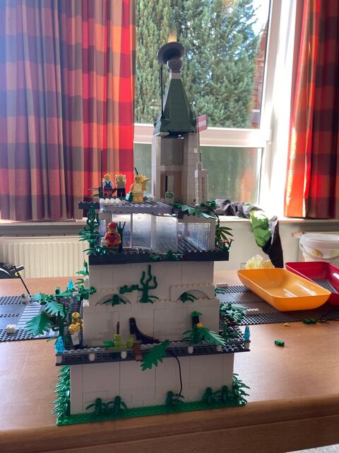 Kreative und bunte Bauwerke entstanden bei den LEGO-Bautagen in Brackel. Motto: Komm, wir bauen eine Stadt | Foto: LKG Brackel