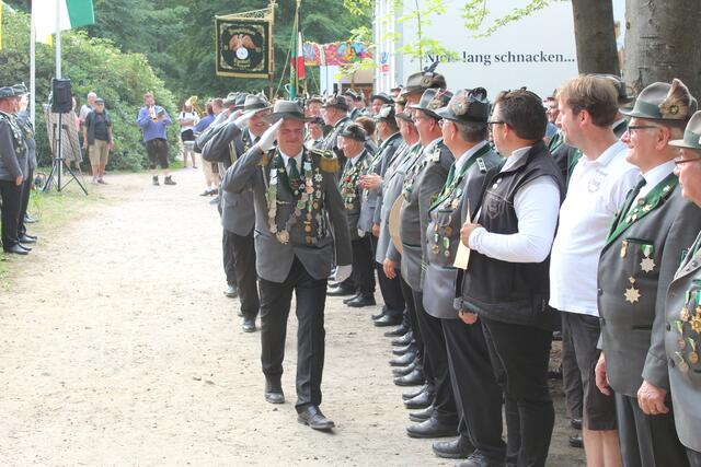 Der neue Schützenkönig bei der Frontabnahme | Foto: lm