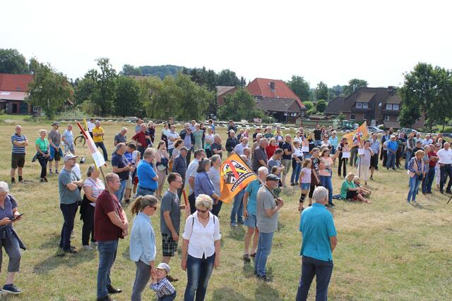 Rund 300 Teilnehmer kamen zur Anti-Trassen-Protestaktion auf einem Feld in Gödenstorf | Foto: ce