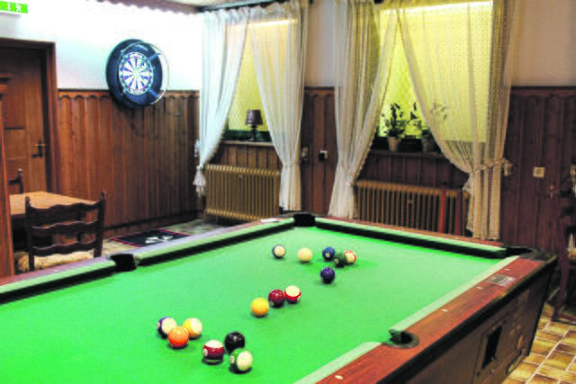 Billard und Darts kann in der urigen Bauernstube gespielt werden