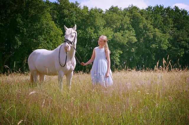 Julia Brinkmann aus Fredenbeck konnte vergangenes Jahr einen besonders magischen Moment zwischen ihrer Nichte Mia Kück (Foto) und Pony Oxi festhalten und teilte diesen mit uns in der großen 2021-Sommerfoto-Aktion | Foto: Brinkmann 
