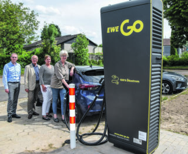 Die Mobilitätsbeauftragte der Gemeinde Seevetal, Kirsten Theissen (2. v. re.) bei der Inbetriebnahme einer Stromladesäule an der Jesteburger Straße in Hittfeld