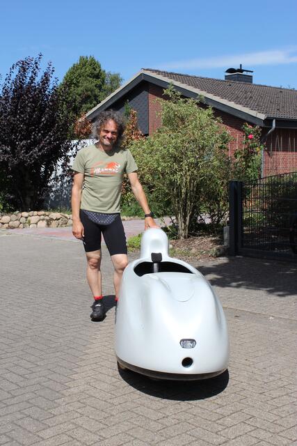 Holger Seidel mit seinem neuen Velomobil, mit dem er den Rekord brechen will | Foto: sb