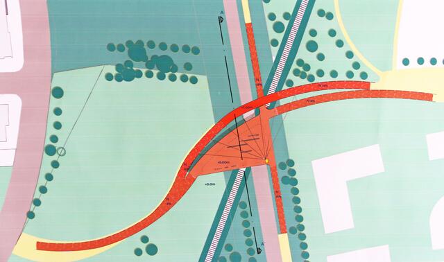 Die "Sonnenbrücke" lädt zum Verweilen auf der unteren Plattform  | Foto: jd