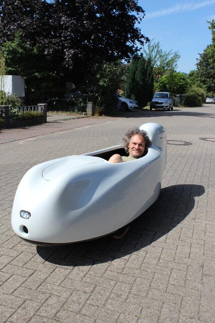 Holger Seidel mit seinem neuen Velomobil, mit dem er den Rekord brechen will | Foto: sb