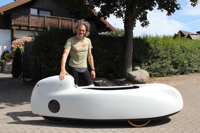 Holger Seidel mit seinem neuen Velomobil, mit dem er den Rekord brechen will | Foto: sb