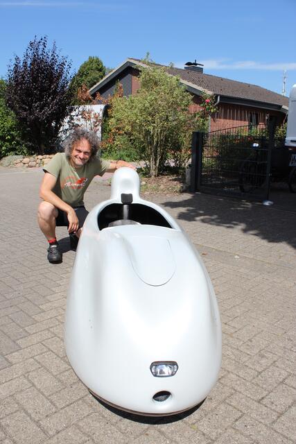 Holger Seidel mit seinem neuen Velomobil, mit dem er den Rekord brechen will | Foto: sb