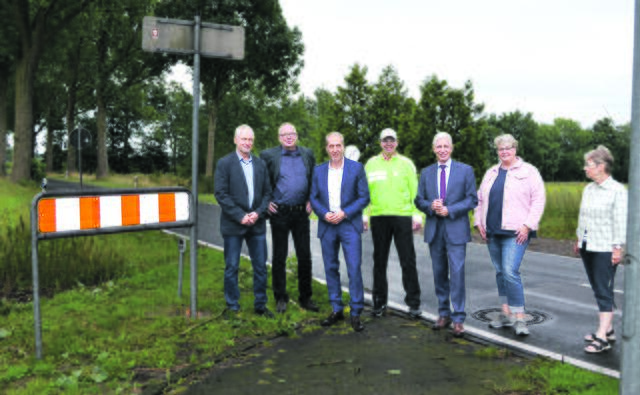 Am Ende von Königsmoor endet auch der Radweg. Für Radwege im westlichen Landkreis machen sich die Bürgermeister Gerd Schröder (Welle, v.li.) Carsten Ritter (Königsmoor), Samtgemeinderat Stefan Walnsch, Unterschriften-Mitinitiator Marco Pape und Otters Bürgermeisterin Birgit Horstmann stark, die Landrat Rainer Rempe (2. v.re.) zum Ortstermin einluden | Foto: bim