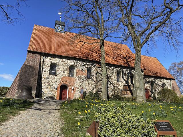 Eine Sehenswürdigkeit ist die auf einem Hügel gelegene Mauritiuskirche an der Kirchstraße in Hittfeld. Benannt ist das Gotteshaus nach dem römischen Offizier Mauritius, der sich weigerte, an Christenverfolgungen teilzunehmen und so selbst zum Märtyrer wurde. Der freistehende hölzerne Glockenturm stammt aus dem 17. Jahrhundert, das Kirchengebäude aus dem 12. Jahrhundert. | Foto: C. Wöhling
