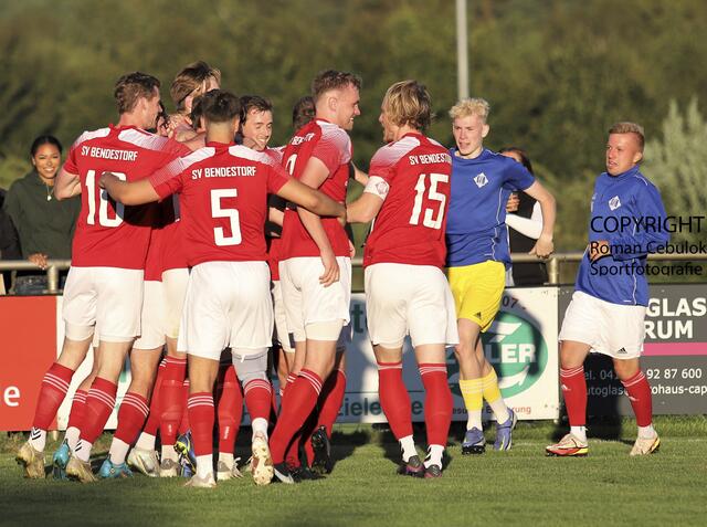 Bendestorf jubelt über das erste Saison-Tor (zur 1:0-Führung) in der Fußball-Bezirksliga Lüneburg | Foto: cc