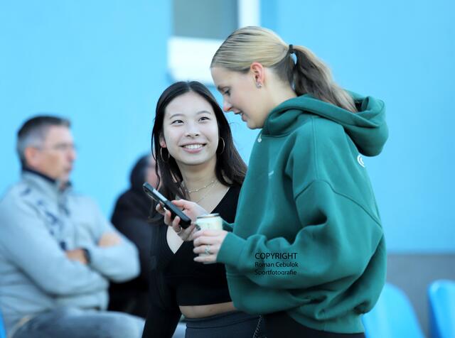 BFC-Fans Claudia (li.) und Inja informierten nach dem Spiel über Handy auch ihre Freunde über den sensationellen 4:2-Sieg ihrer Mannschaft | Foto: cc