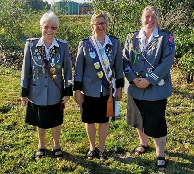 Froschkönigin Sibylle Lenkau (Mitte) mit ihren Adjutantinnen Heidrun Beinl (li.) und Jessica Söhl | Foto: Michael Mangels