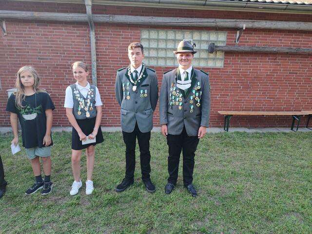 Jung-Majestäten unter sich (v. li.): Lichtpunktkönig Thies Harms, Luftgewehr-Schülerkönigin Jula Tödter, Luftgewehr-Jugendkönig Julian Roth, Luftgewehr-Juniorenkönig Nojus Nielsen | Foto: thl