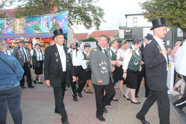 Einzug ins Festzelt
