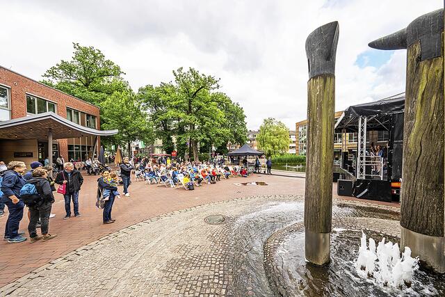 Die Sitzplätze vor der mobilen Bühne wurden bisher gut genutzt | Foto: Foto Kettwig