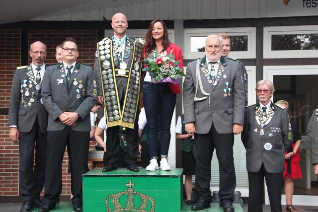 V.l.n.r.: Gunar Klindt (Bester Mann AUFLAGE) - halb verdeckt: Yannic Brosch (Vogelkönig) - Dennys Krause (Adjutant des Schützenkönigs), Gerrit Kandora und seine Rosa (Königspaar 2019-2022) - Peter Dankers (Adjutant des Schützenkönigs) - Martin Schlicht (Bester Mann FREIHAND) - Manfred Deden (Kaiser) | Foto: Schützenverein Harsefeld