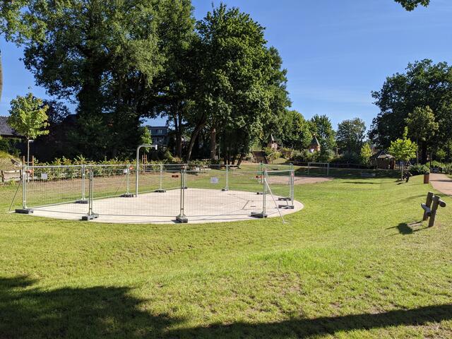 Um zu verhindern, dass auf dem Basketballplatz auch ohne Korb gespielt wird, wurde die Fläche eingezäunt | Foto: Borgstedt