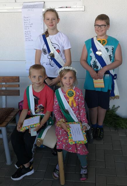 Die Kinder- und Jugendwürdenträger Prinz Vadim Tatarinov und Prinzessin Lilly Grundmann (vorne) sowie Jugendkönig Luca Guminski und Jugendkönigin Marlene Scherer | Foto: Michael Mangels