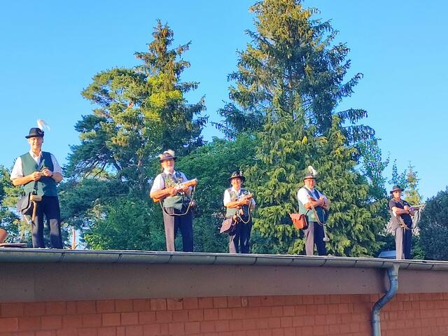 Die Böllergruppe auf dem Dach des Schützenhauses | Foto: thl