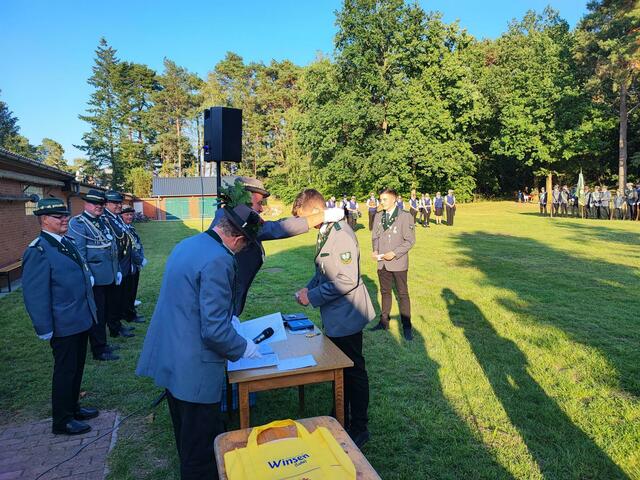 Der neue Jungschützenkönig Jerome Pünjer erhält seine Kette | Foto: thl