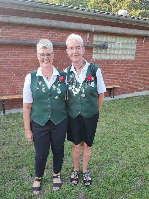 Damenkönigin Karin Kröger (re.) und ihre Adjutantin Susanne Pagels | Foto: thl