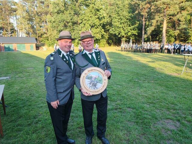 Hans-Heinrich Rüschmeyer (re.) erhielt von André Wiese die Bürgermeisterscheibe | Foto: thl