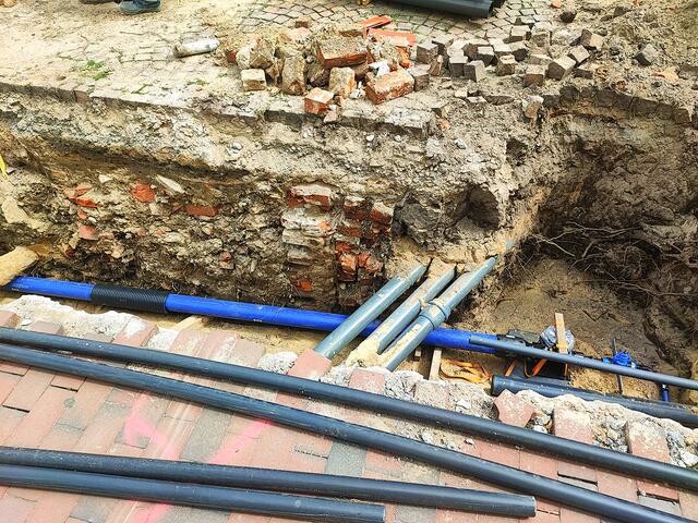 Die Reste der alten Mauer sind noch in
Erdreich zu erkennen
