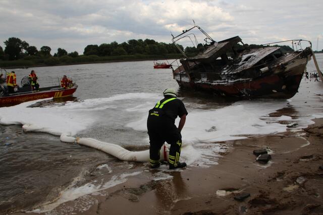 Mit Ölsperren wurden die Schadstoffe auf der Wasseroberfläche eingedämmt | Foto: Feuerwehr Seevetal