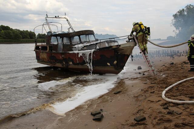 Mit Schaum wurde das Feuer gelöscht | Foto: Feuerwehr Seevetal