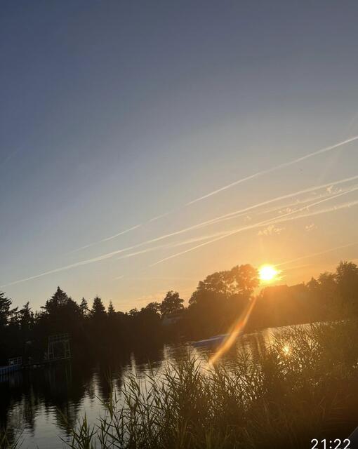 Brigitte Gerdts aus Oederquart verbringt den Urlaub zu Hause in Kehdingen. Bei einer Fahrradtour hat ihre Tochter Kristin diesen schönen Sonnenuntergang an der Krummendeicher Kuhle fotografiert. Danach haben sie ein Radler auf der Terasse des LUV Cafe und Restaurant genossen. | Foto: Kristin Gerdts 