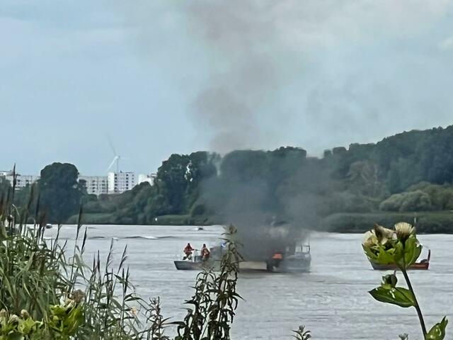 Eine dicke schwarze Rauchwolke stand über der Elbe