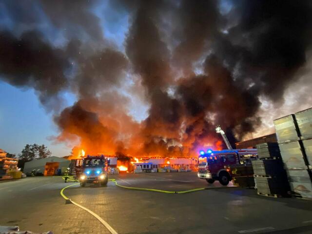 Als die Feuerwehr eintraf, brannte die Logistikhalle lichterloh | Foto: FFW Harsefeld