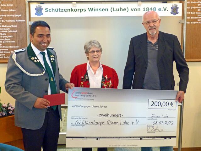 Ehrungen vom Kreissportbund (v. li.): Schriftführer Kenan Mergen, Helga Westermann und KSB-Vorsitzender Uwe Bahnweg | Foto: Schützenkorps Winsen