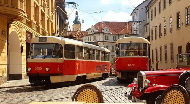 In Prag saßen Manuela Kettler aus Bargstedt-Ohrensen und ihr Mann in einem Cafe und genossen das Treiben von Straßenbahnen und wunderschönen Autos | Foto: Manuela Kettler