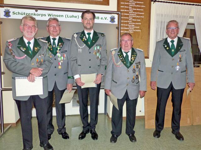 Beförderte im Offiziersrang (v. li.): Hauptmann Gunter Oppermann, Major Heinz-Ulrich Lade, Leutnant Börge Schmieder, Major Franz-Peter Wagner und Oberstleutnant Reinhard Heuer | Foto: Schützenkorps Winsen