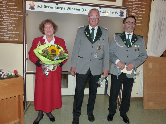 Ausgeschiedene Kommissionsmitglieder (v. li.): Heide Marlen Simoleit, Reinhard Heuer und Olaf Schulz | Foto: Schützenkorps Winsen