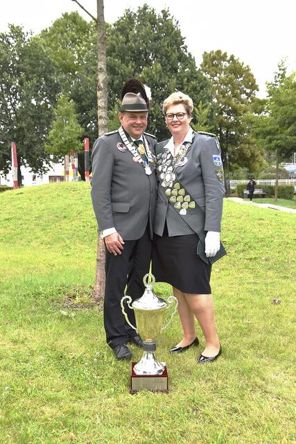 Das Königspaar 2019: Schützenkönigin Britta Meyer und ihr Mann Hartmut | Foto: Schützenverein Bützfleth