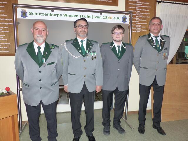Weitere Beförderte (v. li.): die Oberjäger Zafer Acil und Olaf Schulz, Unterfeldwebel Marc Hendrik Westermann und Feldwebel Olaf Schröder | Foto: Schützenkorps Winsen