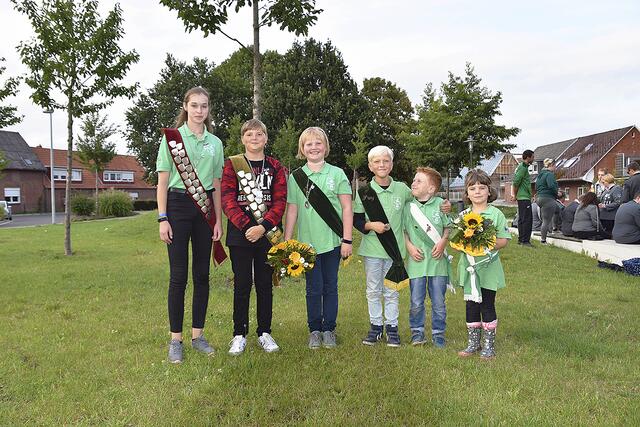 Die Kinder- und Jugendmajestäten 2019 (v.li.): Mailin Helmke (Königin), Leonard Wienke (König), Anke Rathjens (Prinzessin), Luis Rudolph (Prinz), Theo Brandt (Vogelkönig) und Lilli Ziegler
(Vogelkönigin) | Foto: Schützenverein Bützfleth