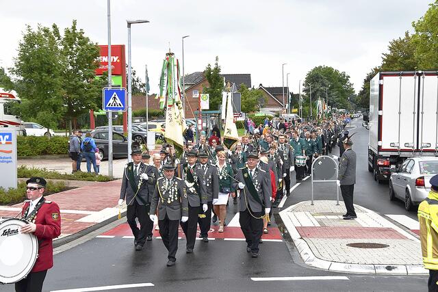 Festumzug durch das Dorf | Foto: Schützenverein Bützfleth