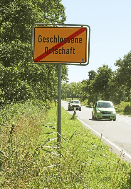 Wir aufmerksam: Autofahrer werden auch darauf hingewiesen, dass sie die "Geschlossene Ortschaft" verlassen | Foto: jd