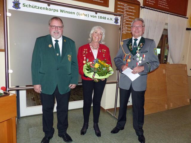 Ehrungen vom Kreisverband Nordheide-Elbmarsch (v. li.): Kreissportleiter Eckhard Heinsen, Ulla Bergmann und Heinz-Ulrich Lade | Foto: Schützenkorps Winsen