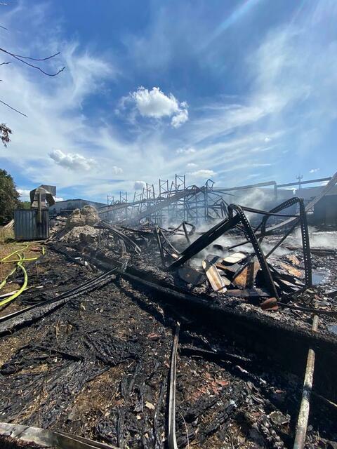 Ein Großteil der Hallenkonstruktion ist in Schutt und Asche gelegt | Foto: FFW Harsefeld