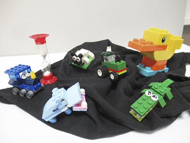 Die Zeit läuft und die (auseinandergenommenen) Lego-Figuren müssen richtig zusammengebaut werden - im dunklen Stoffbeutel und ohne zu gucken | Foto: tw