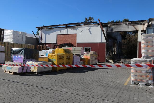 Das Baumaterial, das vor der Brandruine lagert, wird vorsichtshalber entsorgt.  | Foto: jd